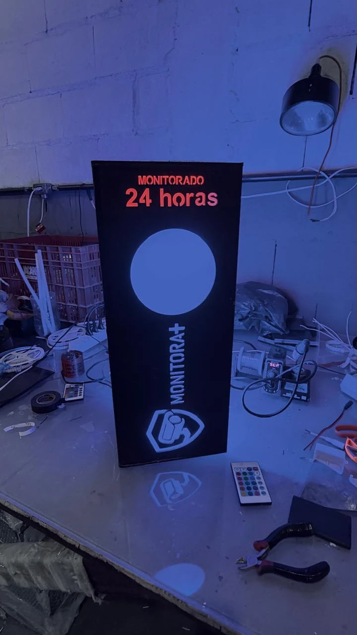 Placa em acrílico com LED