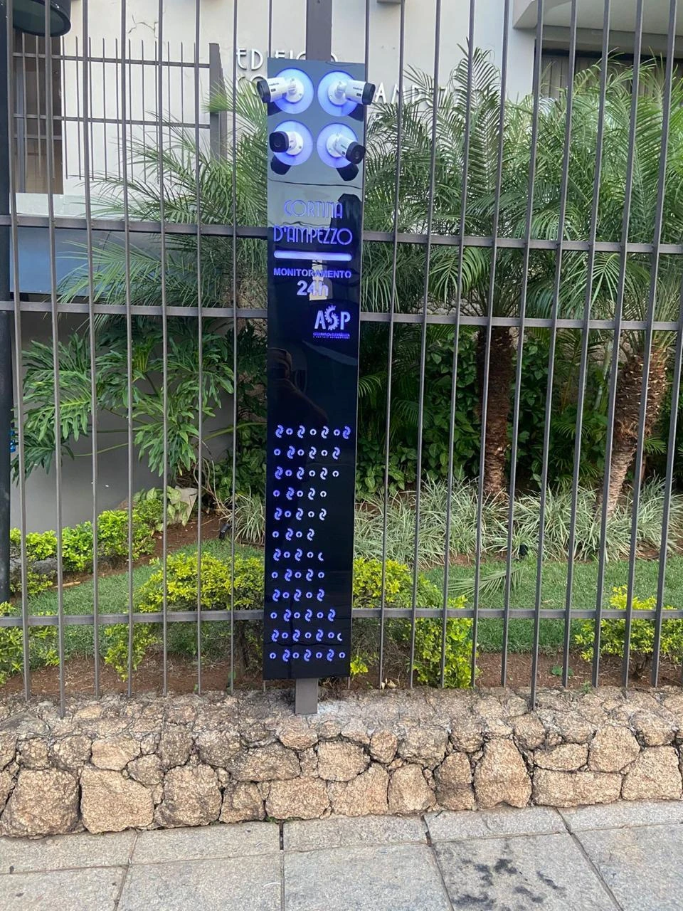 Totem iluminado instalado na entrada de um condomínio